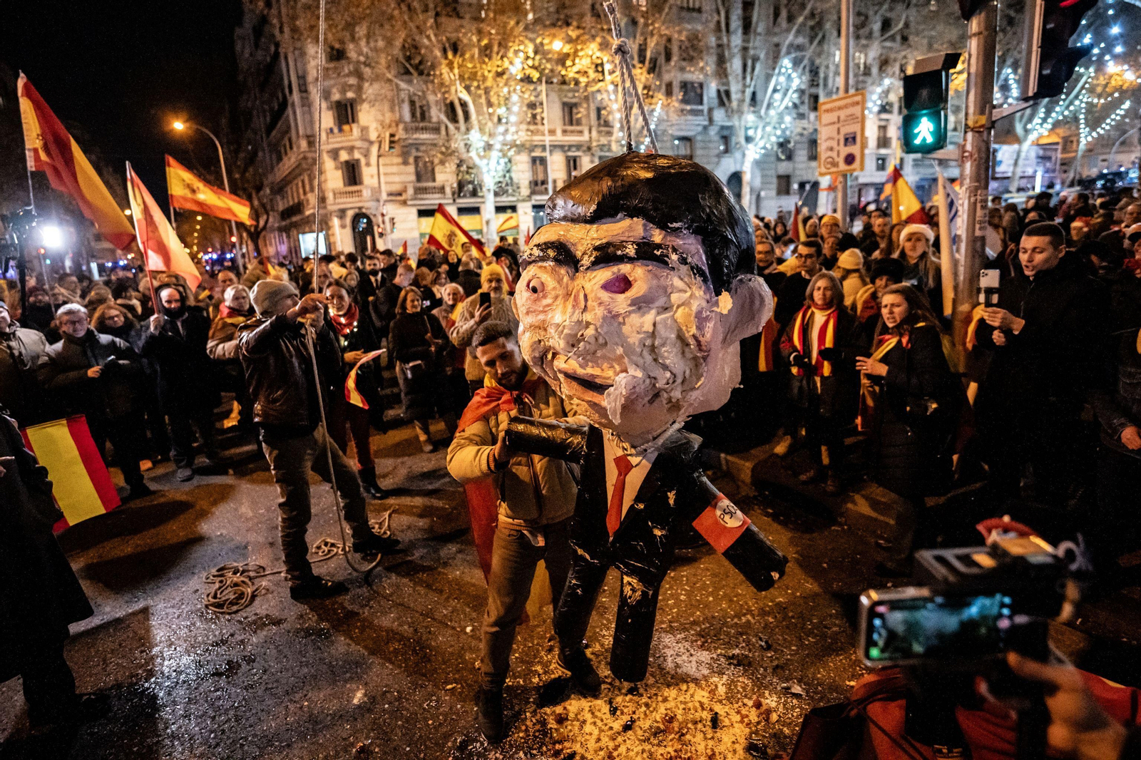 Los manifestantes junto a la piñata de Pedro Sánchez.