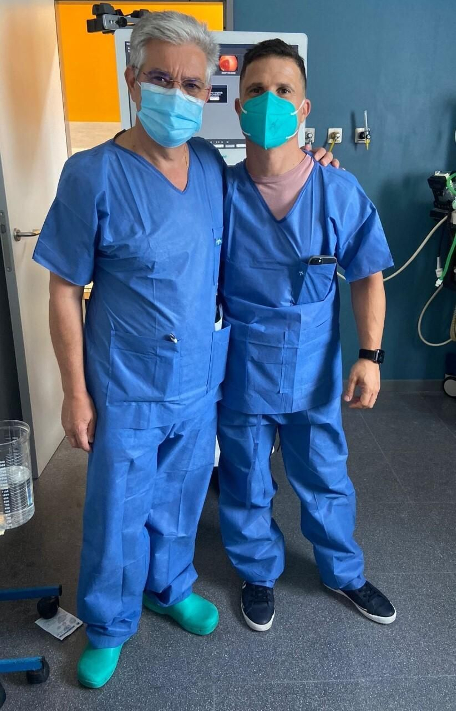 Los doctores Ramos Lora y Pelica Ramos, del Hospital Quirónsalud Huelva.