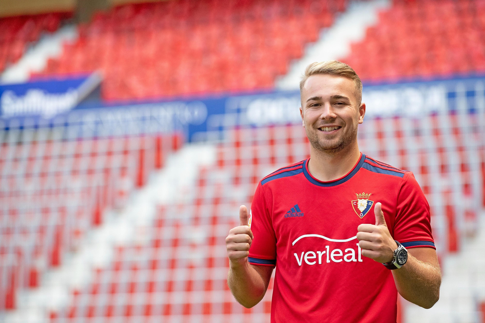 Javi Ontiveros luce los colores rojillos en El Sadar.