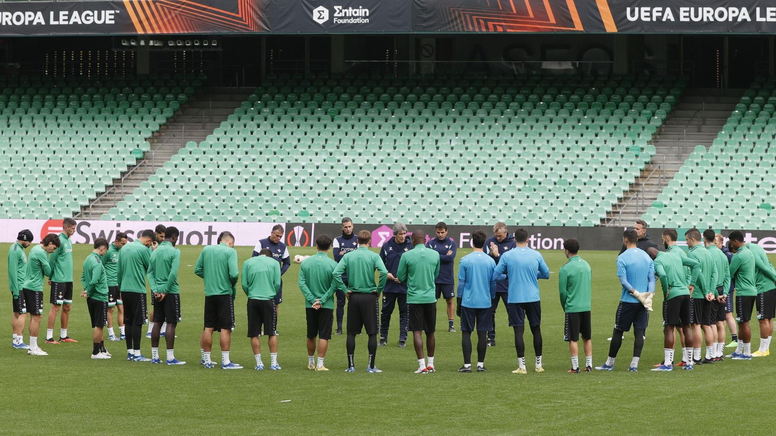 El entrenador del Betis, Manuel Pellegrini, se dirige a sus futbolistas en un entrenamiento reciente realizado en el Benito Villamarín.