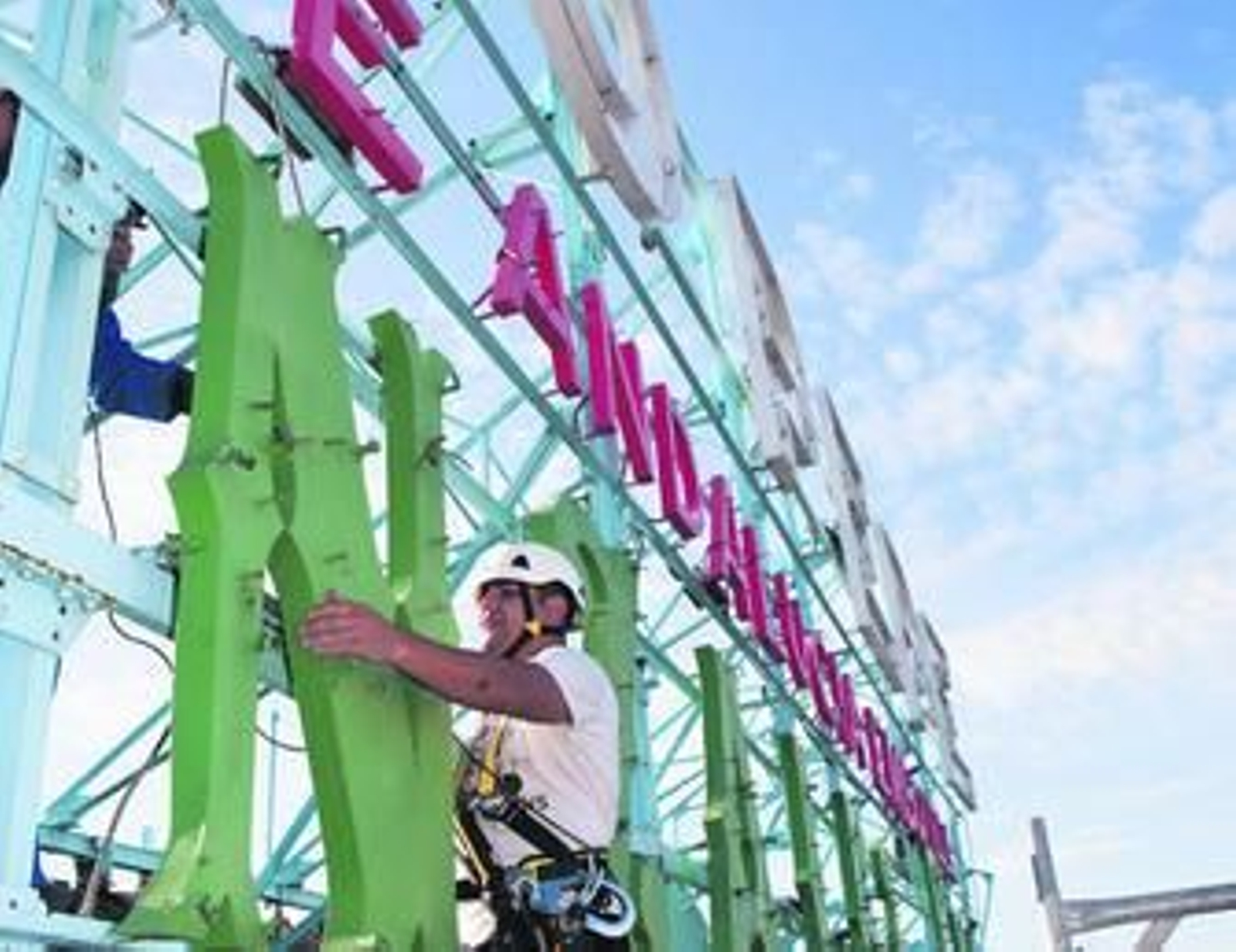 Retirada en abril del año pasado del luminoso de 'Tío Pepe' por las obras del edificio de la Puerta del Sol.