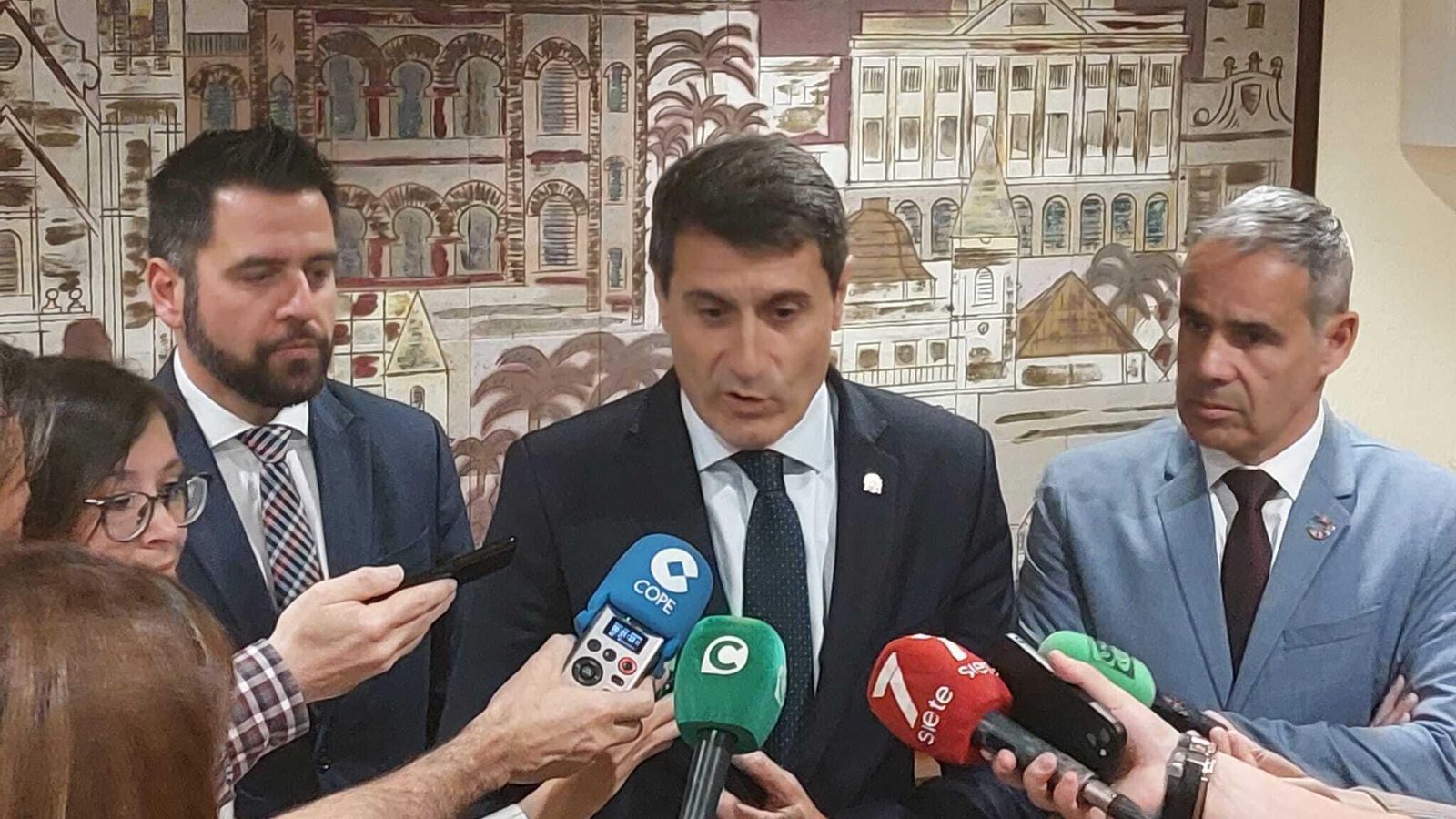 El delegado del Gobierno en Andalucía, Pedro Fernández, junto a Fran González y José Pacheco