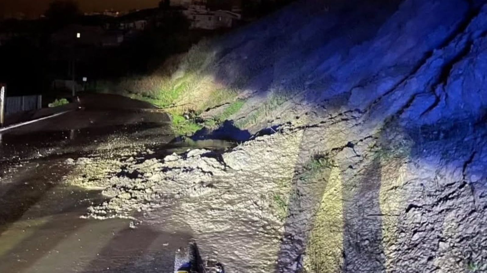 Desprendimientos en la carretera del Río de Oro de Puente Genil.