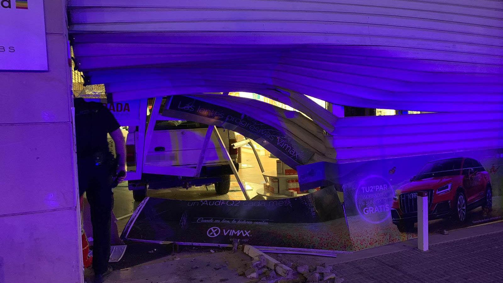 Destrozos en la persiana de seguridad y en el bolardo antialunizaje.