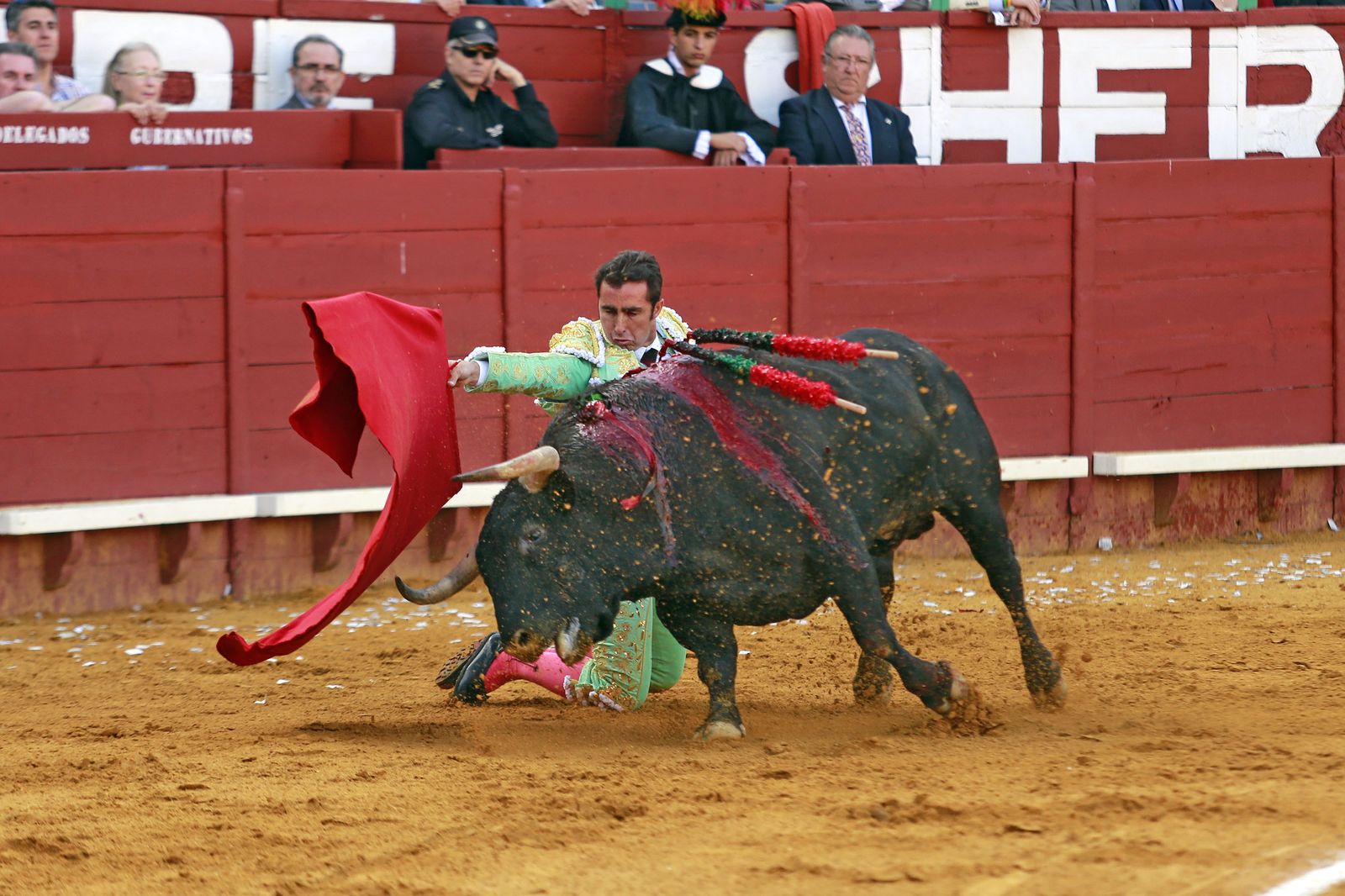 Imágenes de la faena de "El Fandi", Manzanares y Roca Rey en el coso jerezano