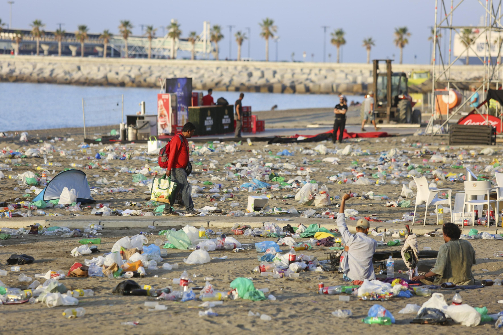 Las fotos de la basura en las playas de Málaga tras San Juan