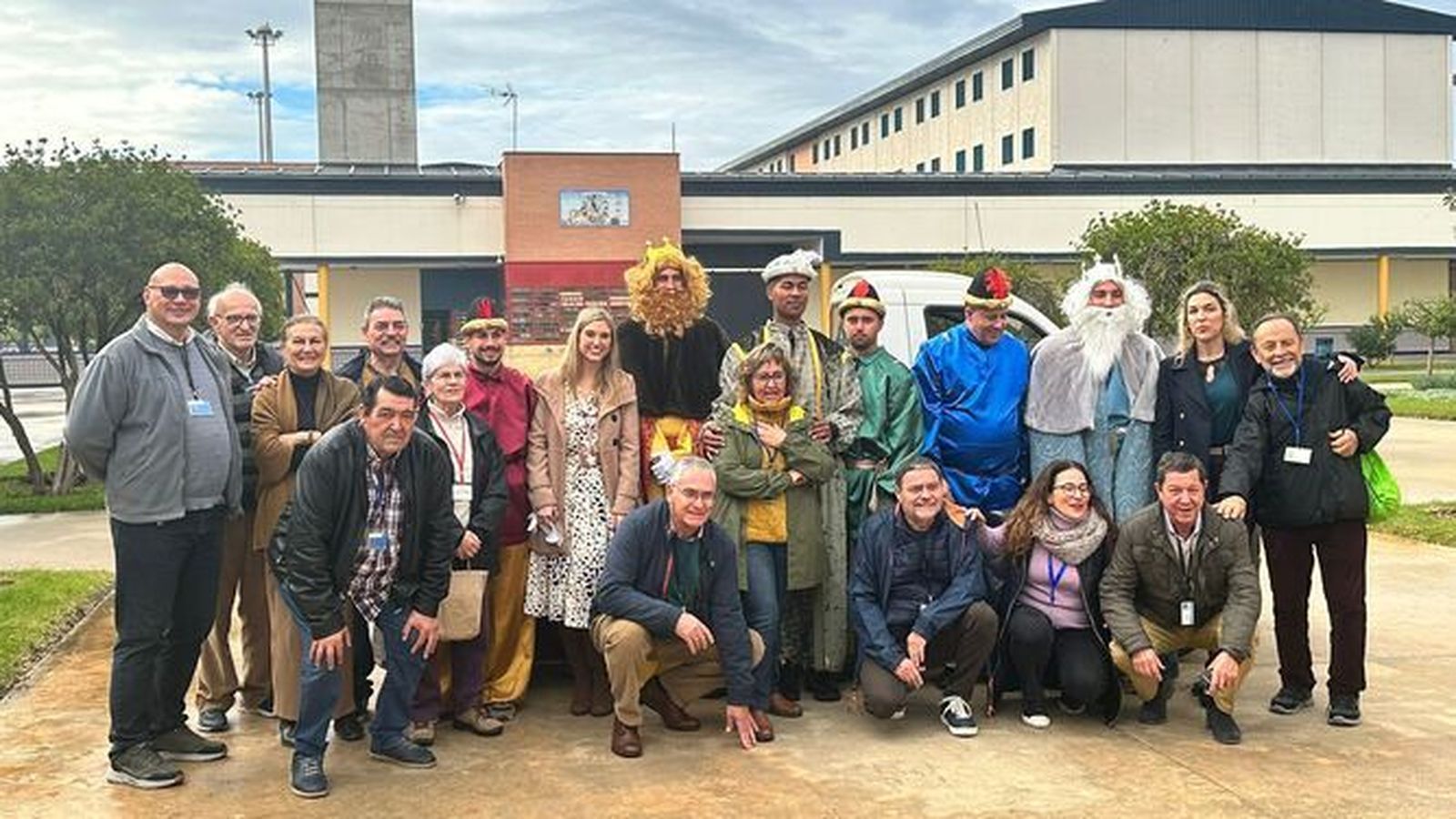 La comitiva, con colaboradores y responsables de la prisión, durante la visita de Sus Majestades de Oriente.