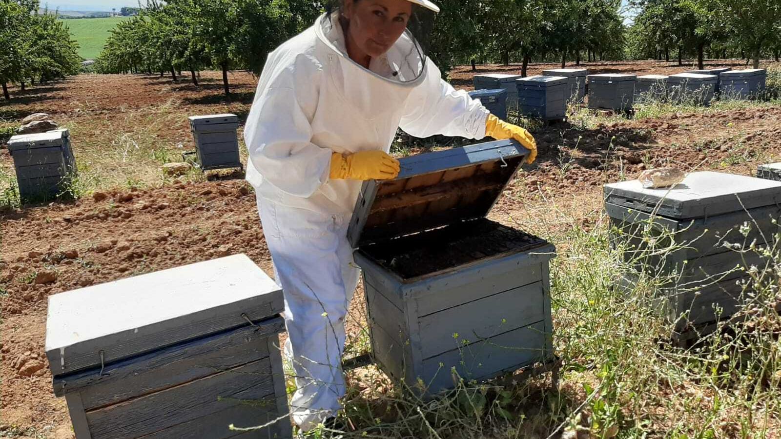 Dolores Doblado junto a una de sus colmenas.