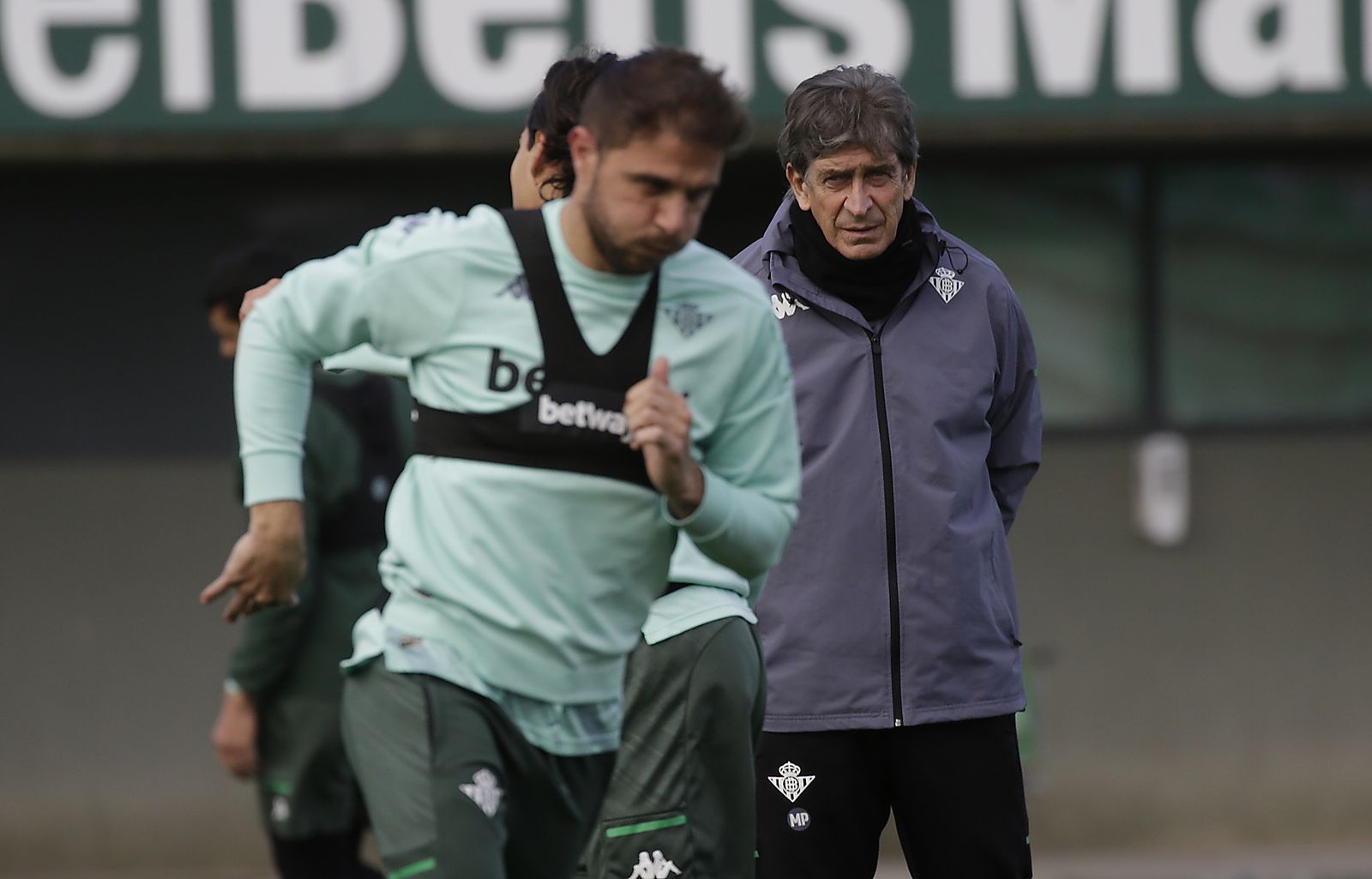 Pellegrini observa el entrenamiento, con Joaquín en primer plano.