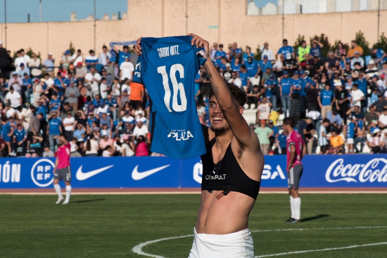 Gabri Martínez muestra su camiseta en la celebración de uno de sus goles.