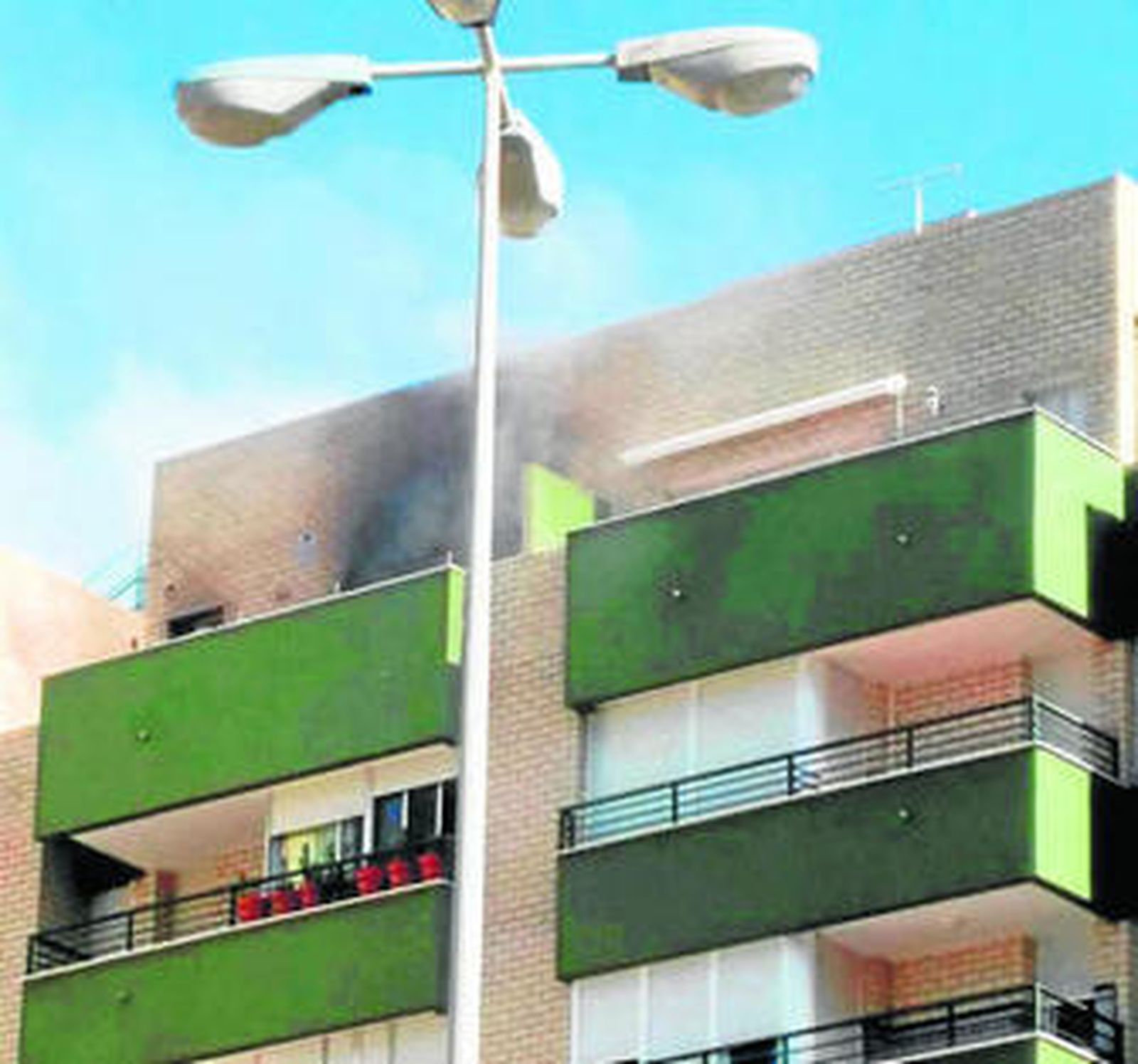 Humo saliendo de la terraza del piso incendiado en Valdelagrana.