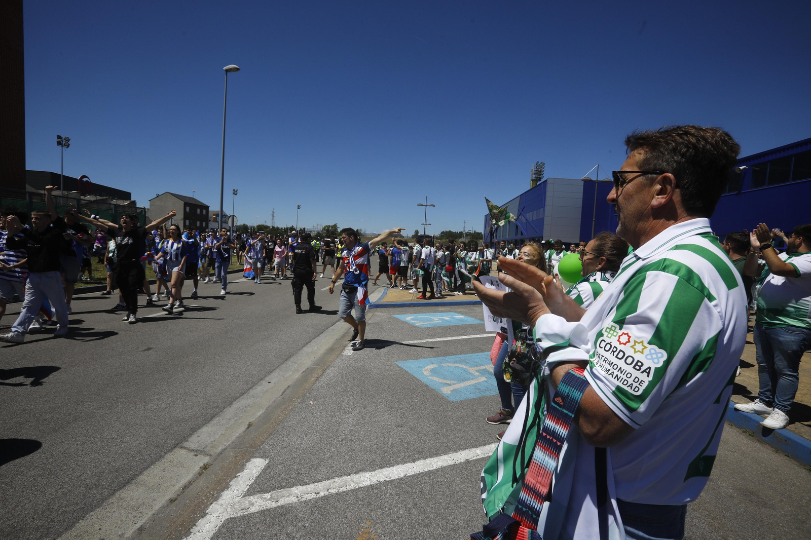 El Córdoba CF recibe el calor de su afición a su llegada a El Toralín antes del partido ante la Ponferradina El Córdoba CF recibe el calor de su afición a su llegada a El Toralín antes del partido ante la Ponferradina