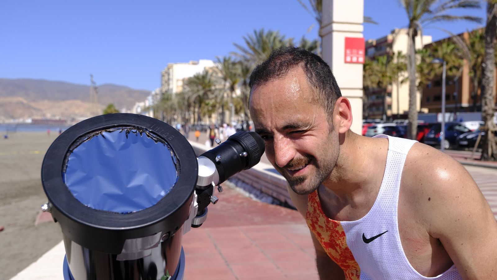 Almería observa el eclipse solar desde el Paseo Marítimo, en imágenes