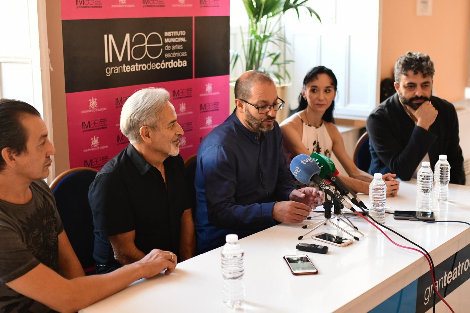 Eduardo Lao, Víctor Ullate, David Luque, Lucía Lacarra y Manuel Coves, en la presentación. Eduardo Lao, Víctor Ullate, David Luque, Lucía Lacarra y Manuel Coves, en la presentación.