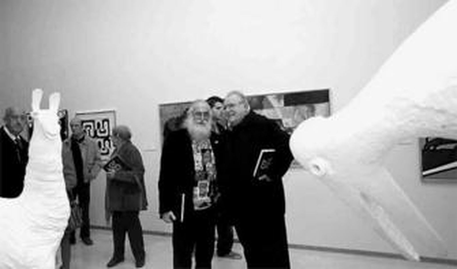 Francisco Jurado y Chicano conversan entre los lienzos de Barbadillo y Lindell y las esculturas de Stefan.