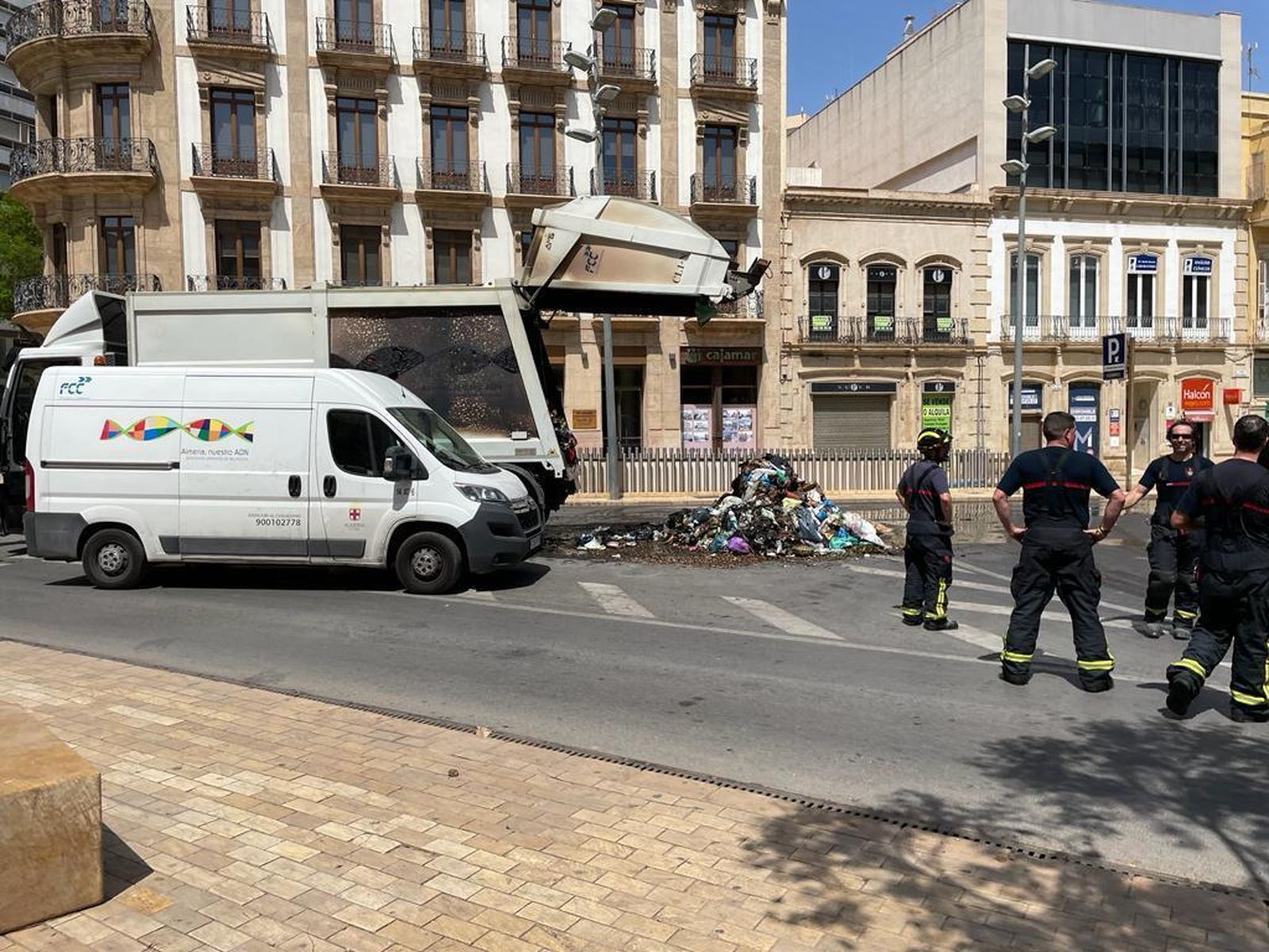 Un camión de la basura vacía la carga en pleno centro para evitar que las llamas lo calcinen