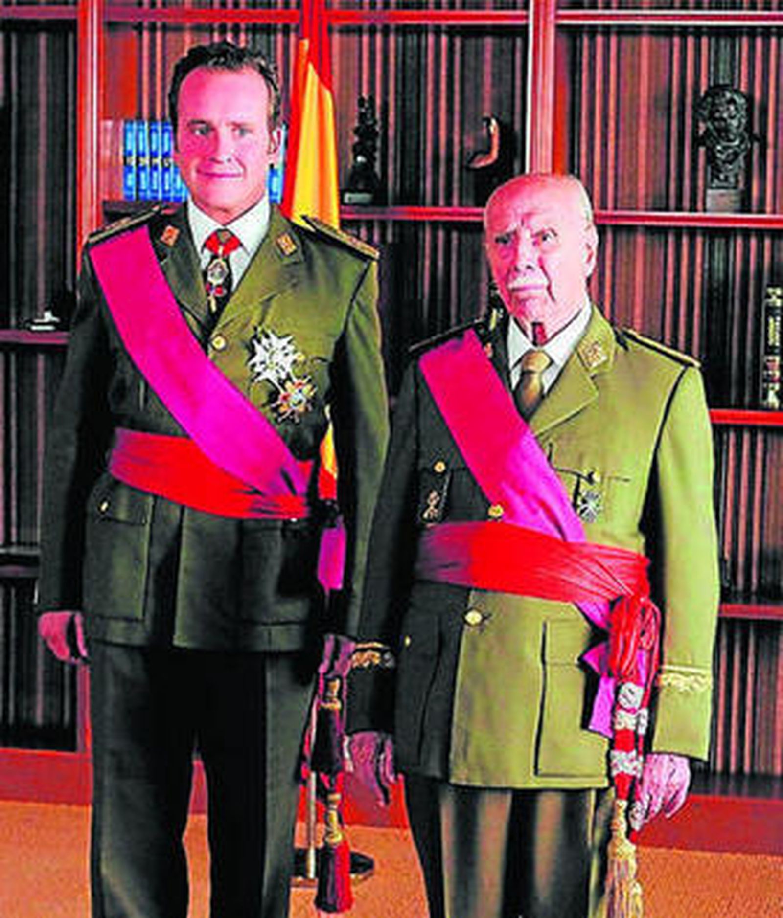 Juanjo Puigcorbé como el Rey y Fernando Gil como el Príncipe de Asturias en la miniserie 'Felipe y Letizia' de T-5.