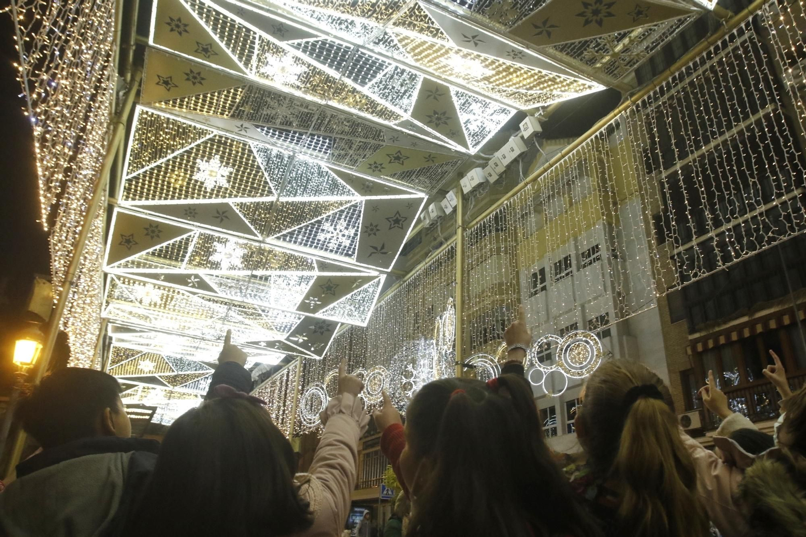 El encendido del espectacular alumbrado navideño de Puente Genil, en fotografías