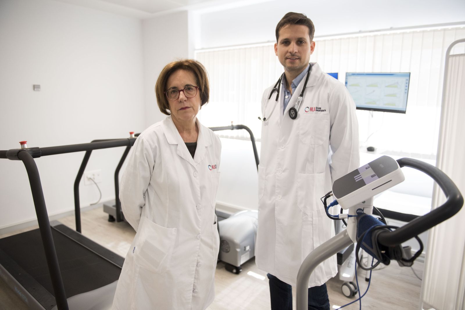 La doctora Consuelo Aracil y el doctor Antonio Arrebola junto a las máquinas en las que se realiza la ergoespirometría.