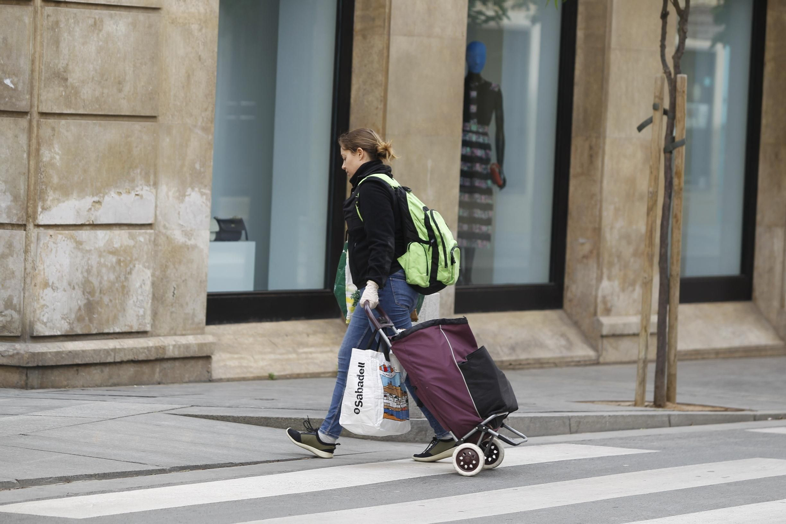 Una mujer sale a hacer la compra