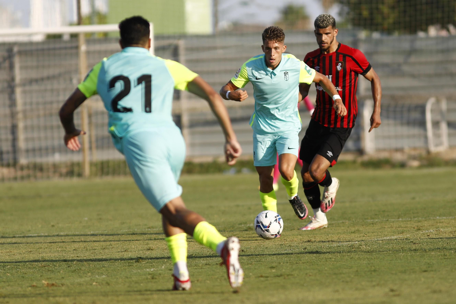 Isma Ruiz conduce el balón en un partido de pretemporada del Granada CF Isma Ruiz conduce el balón en un partido de pretemporada del Granada CF