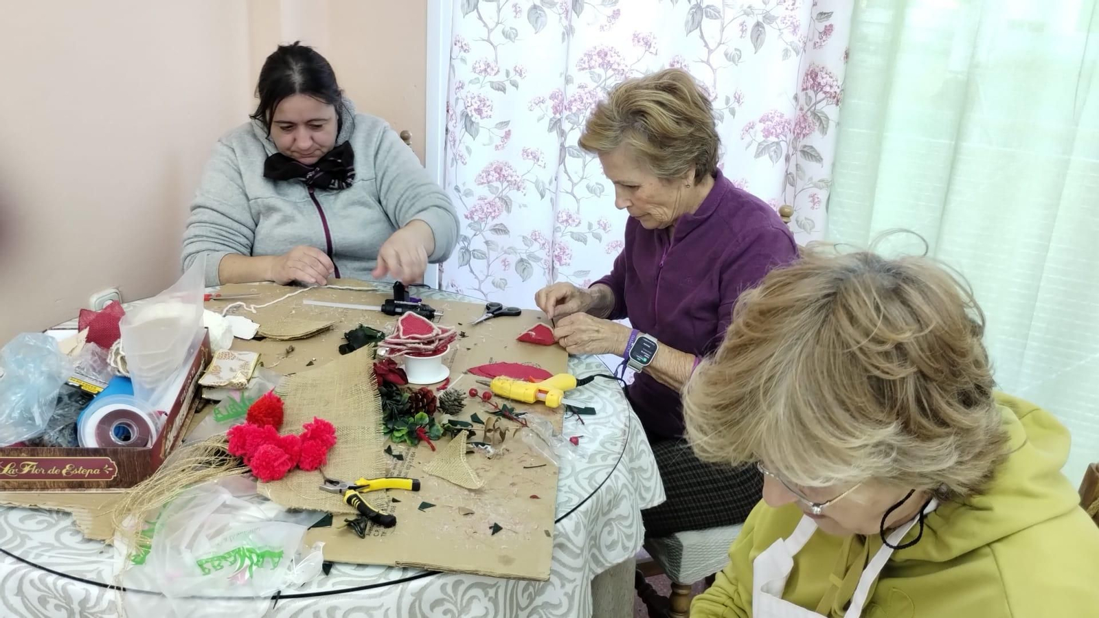 Las mujeres de Alhama de Almería alegran la Navidad