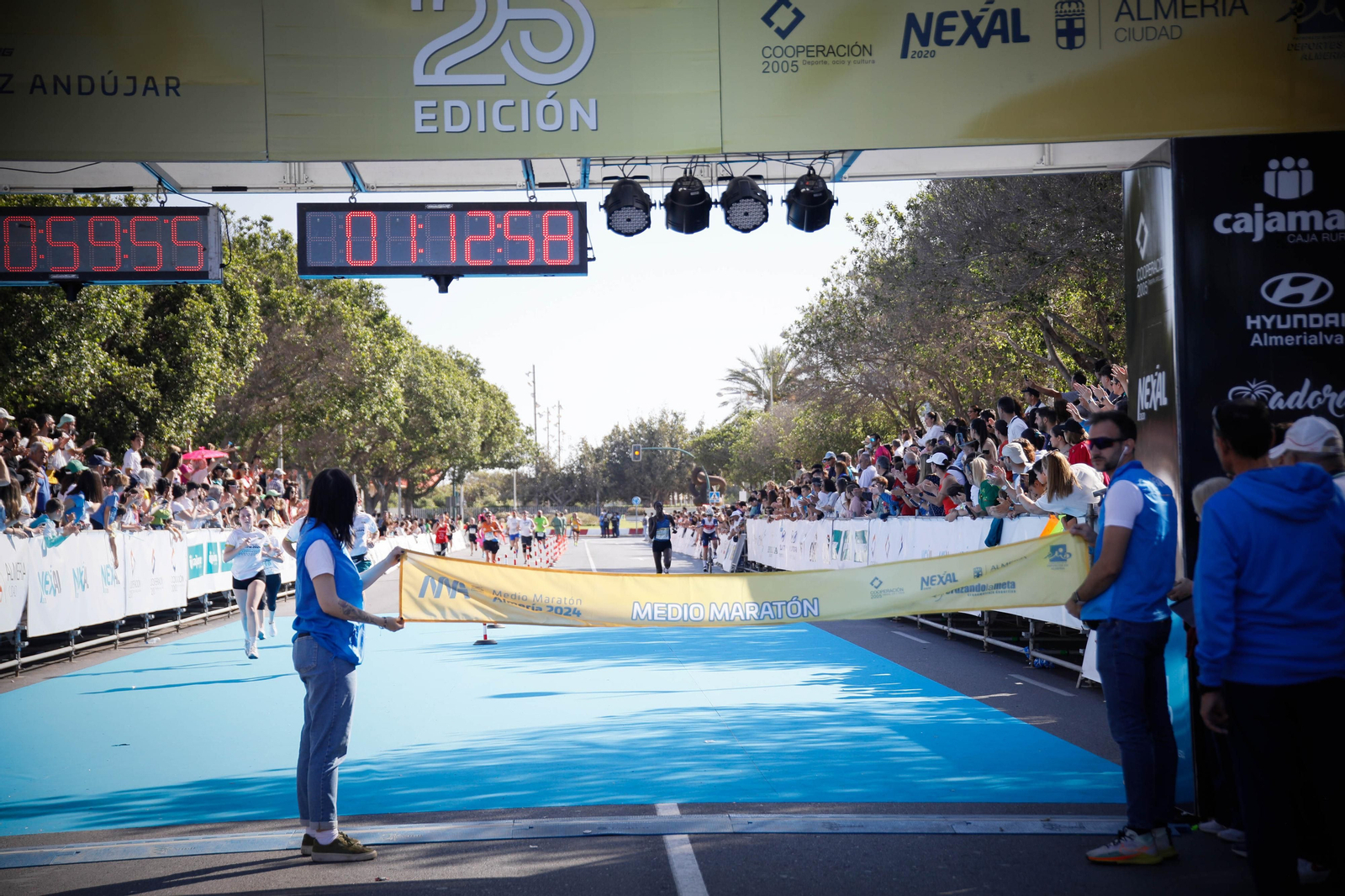 Imágenes de la llegada de la Media maratón Ciudad de Almería