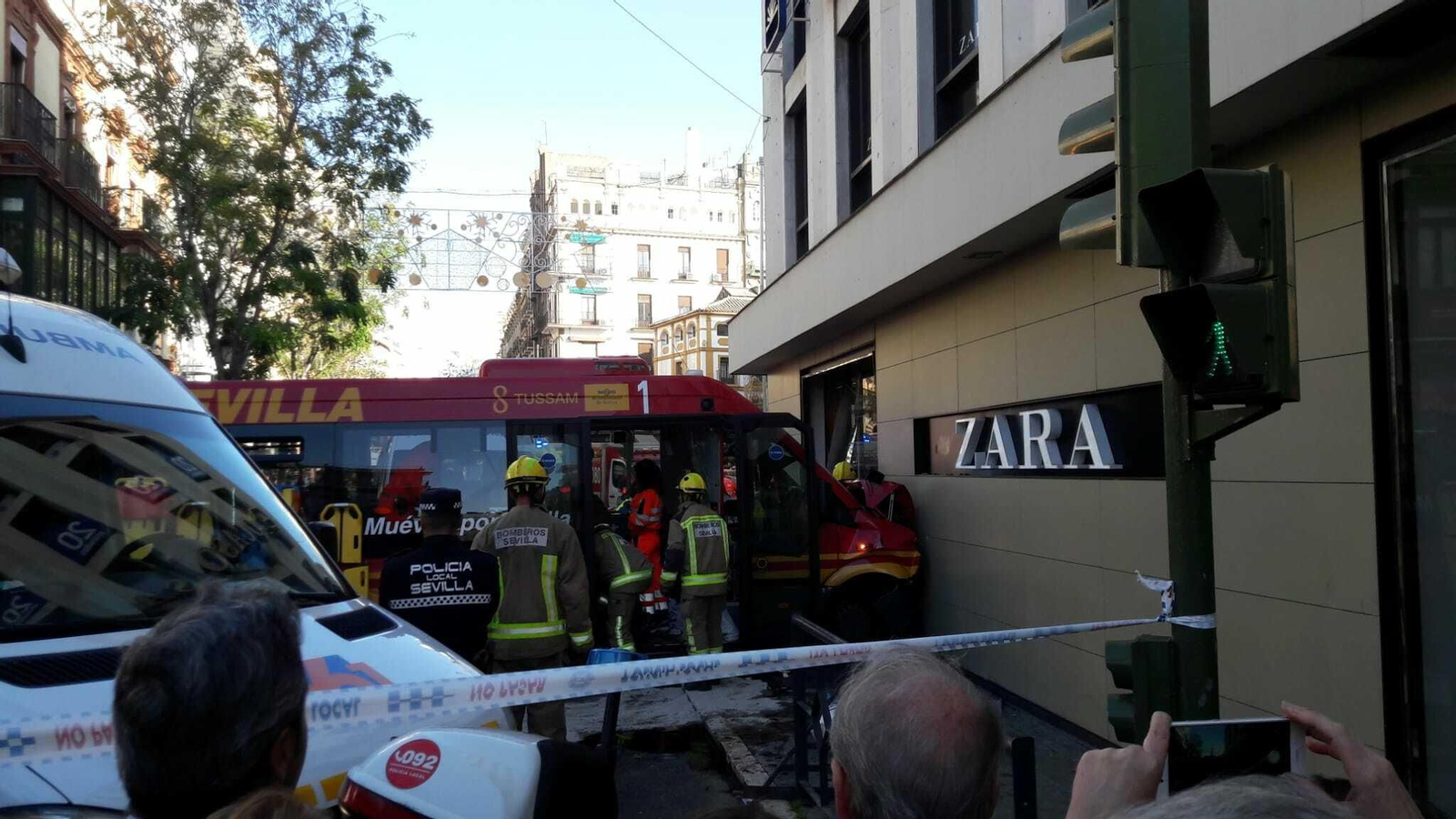 Imágenes del accidente de un microbús de Tussam en la Campana