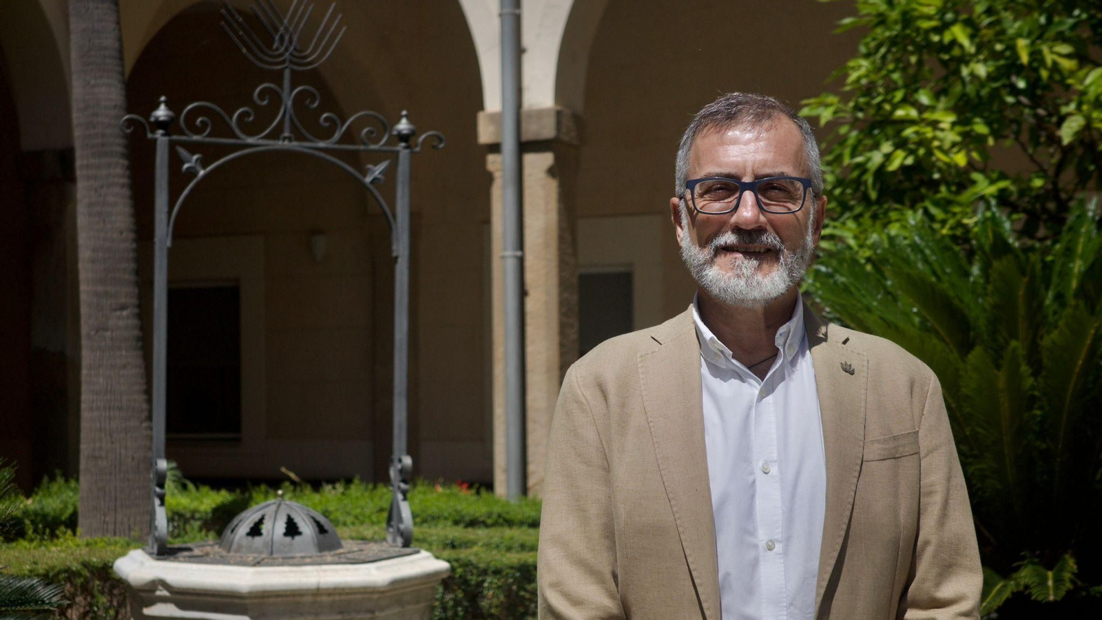 Manuel Sánchez en el patio del Centro de Alumnado de la UCA.