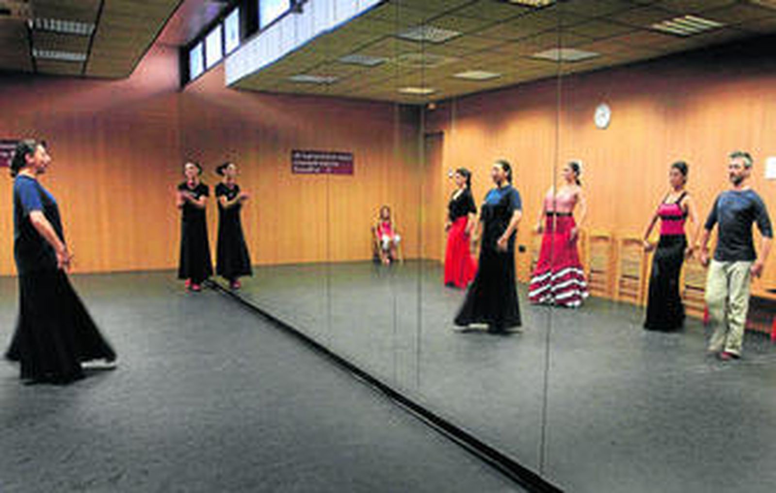 Lola Greco y los alumnos en la primera clase del curso de verano.