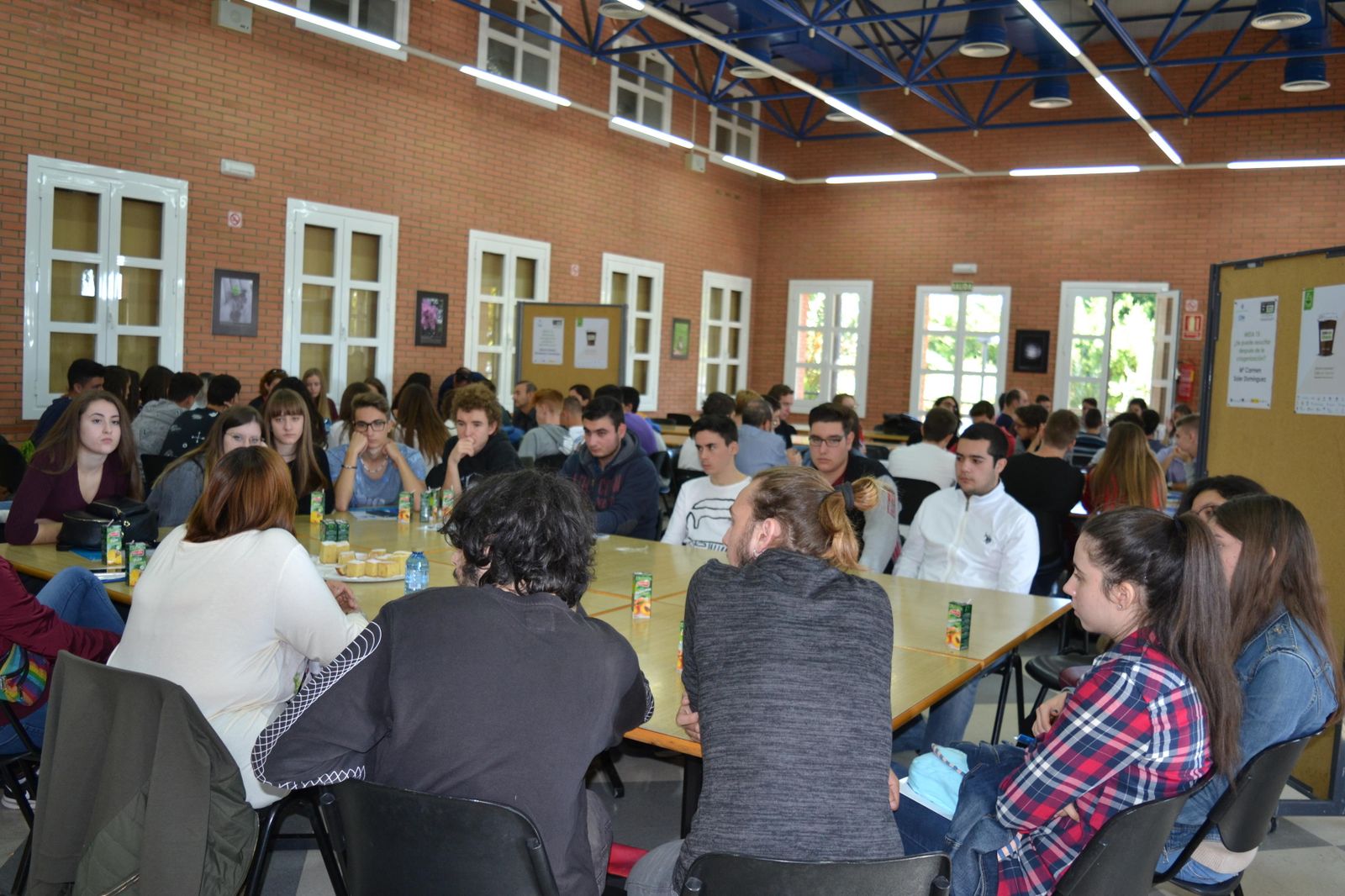 Los alumnos asistentes fueron distibuidos en los 15 talleres objeto del programa de la jornada de ayer que se desarrollaron en el comedor de la UAL.
