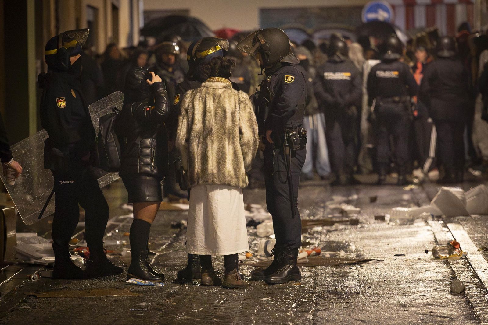 Todas las imágenes: una okupa trepa con cuerda para acceder al piso ocupado en Granada
