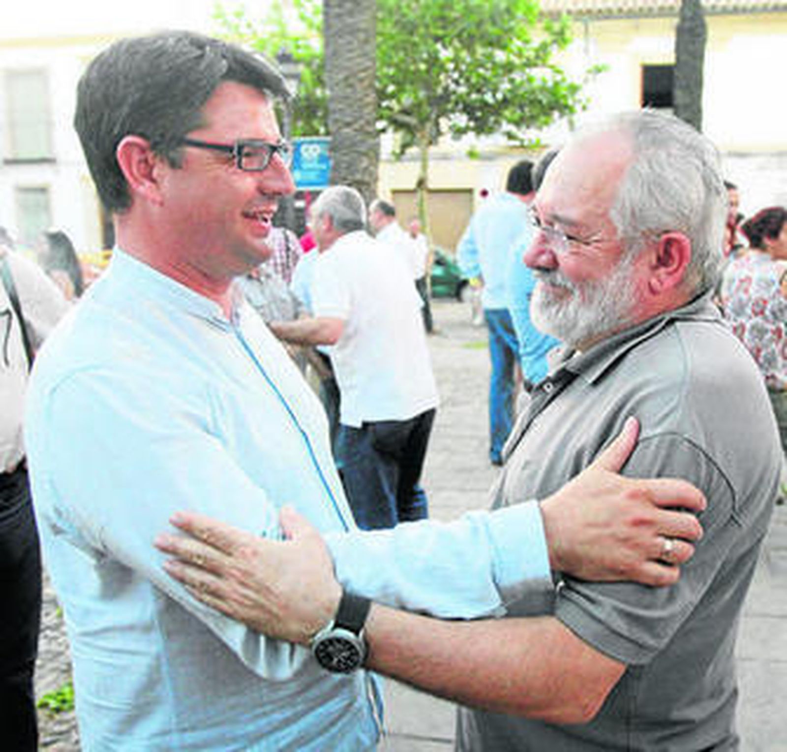 Pedro García se abraza con el exalcalde Andrés Ocaña.