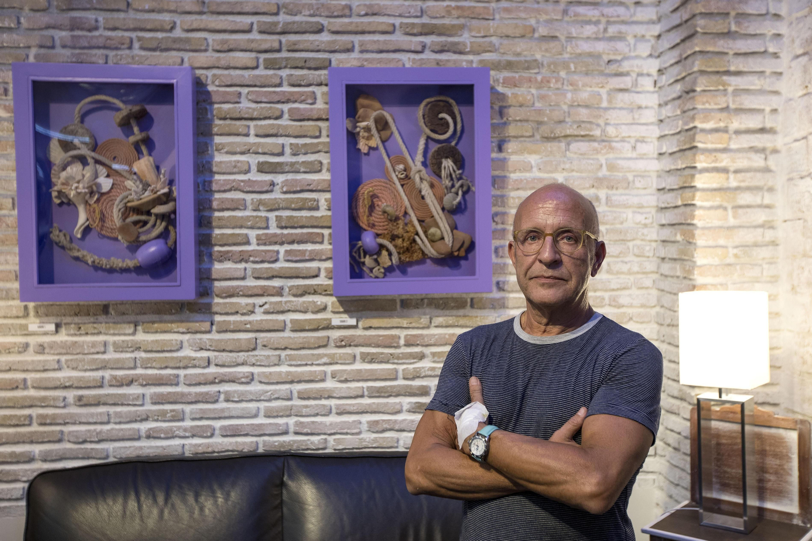 Manuel Correa Forero posa delante de algunas de las obras que tiene expuestas desde la semana pasada.