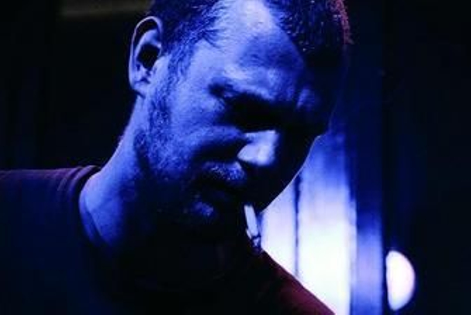 Matt Elliott con su cigarrillo, un tándem perfecto que se podrá disfrutar en directo esta noche en la sala Sugarpop.