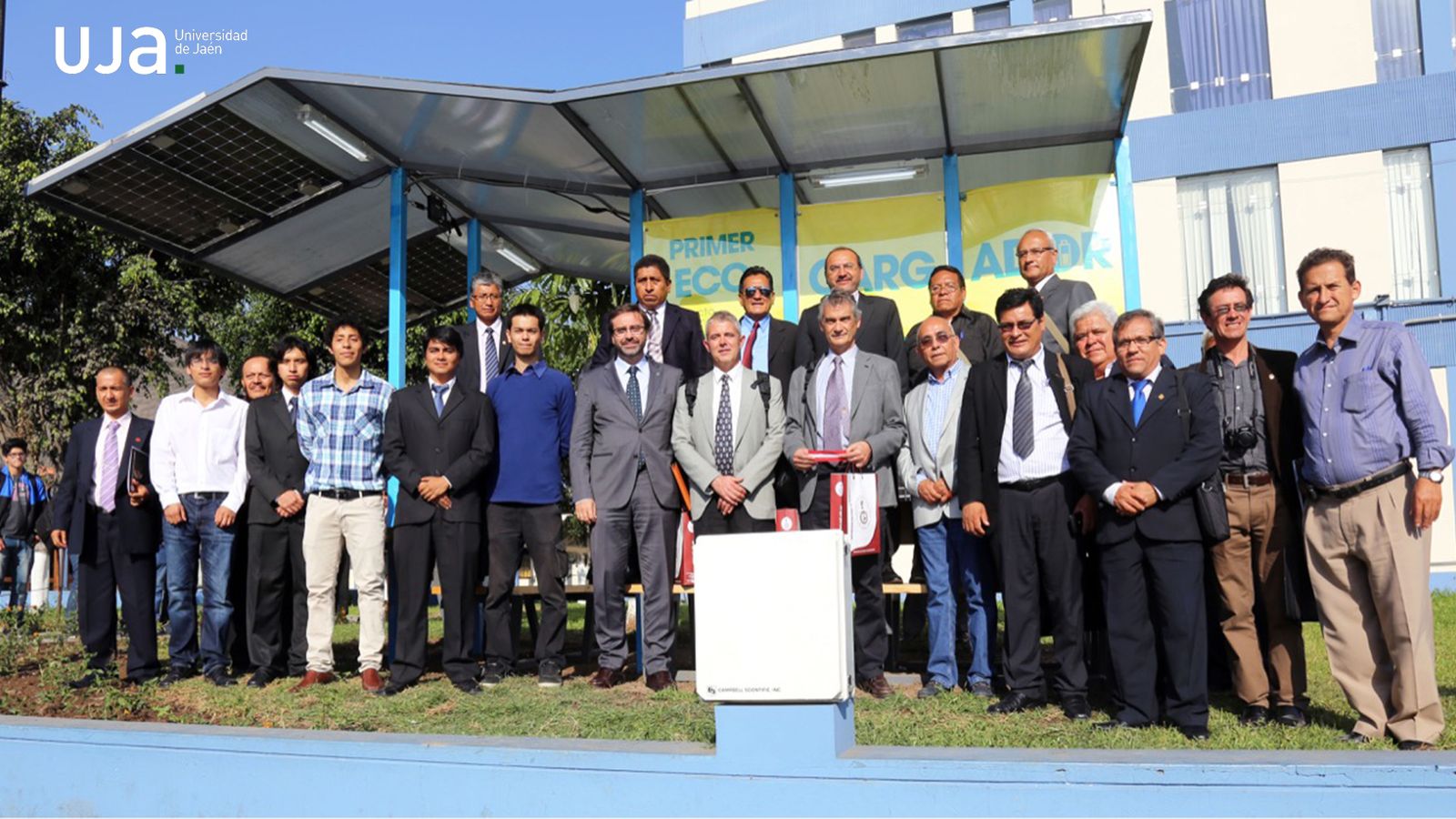 Foto de familia en la inauguración del eco-cargador fotovoltaico en la UNI-Lima.