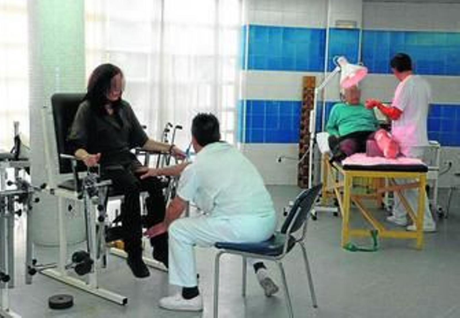 Los pacientes de espondilitis requieren de sesiones continuas de rehabilitación.