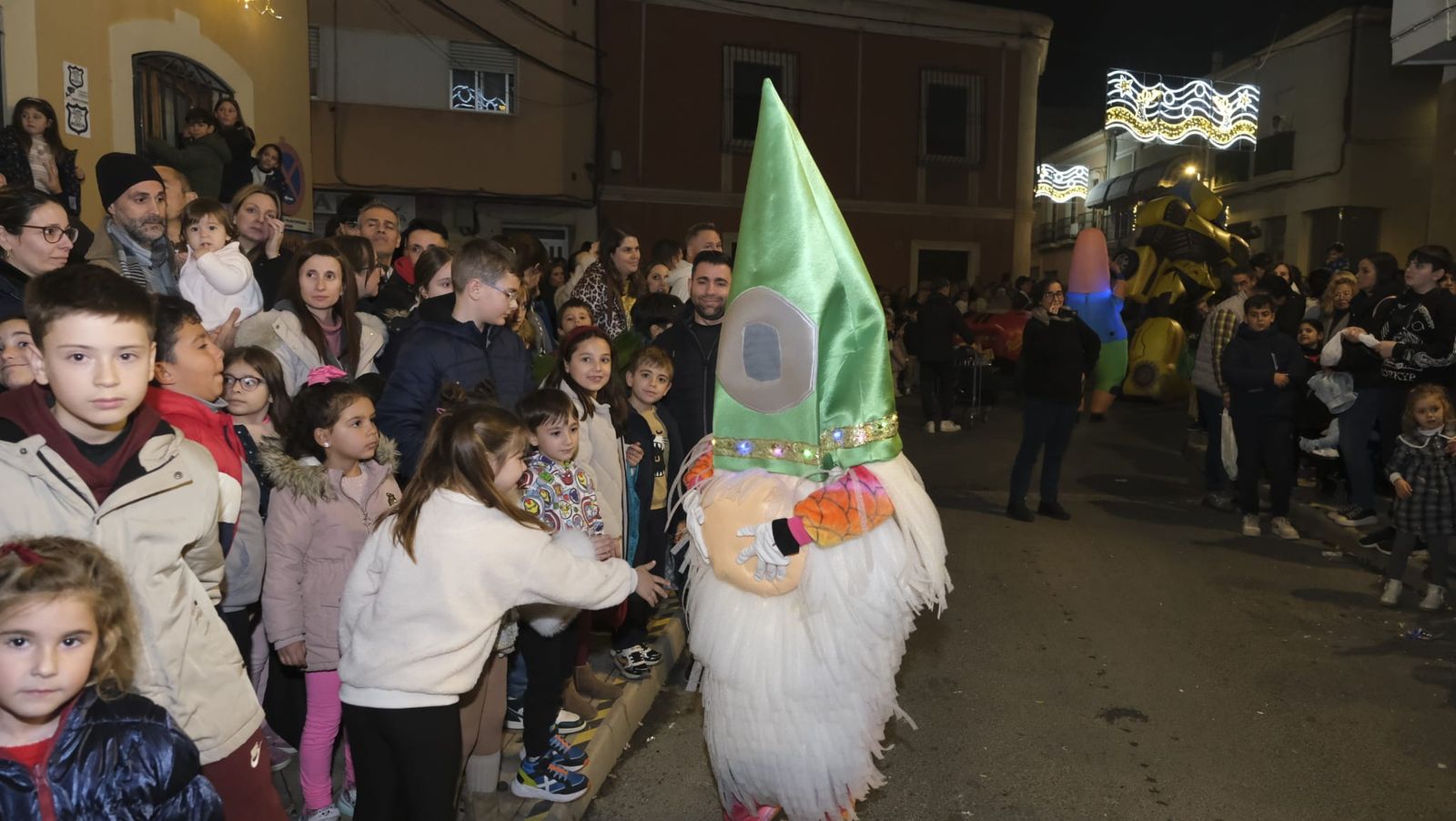 Imágenes de la cabalgata de Huércal de Almería: miles de personas reciben a los Reyes Magos