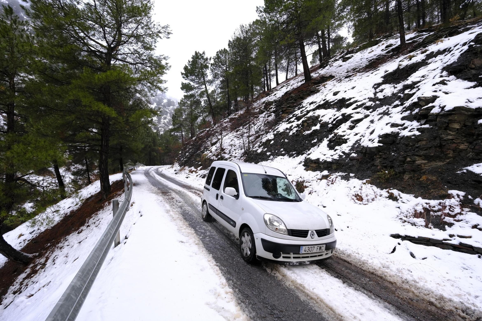 Un vehículo circula ayer por el Puerto de la Ragua.