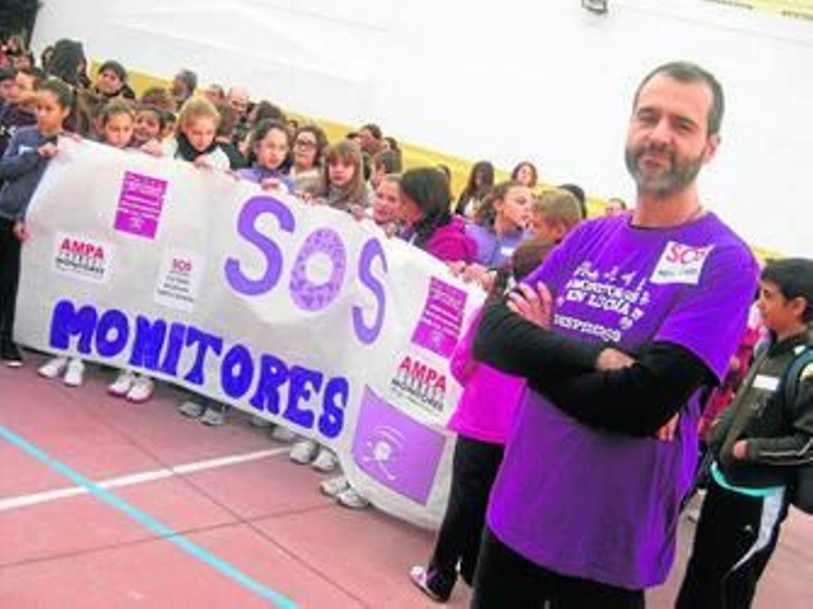 El monitor del Pablo Ruiz Picasso de Fuengirola arropado por el colegio.