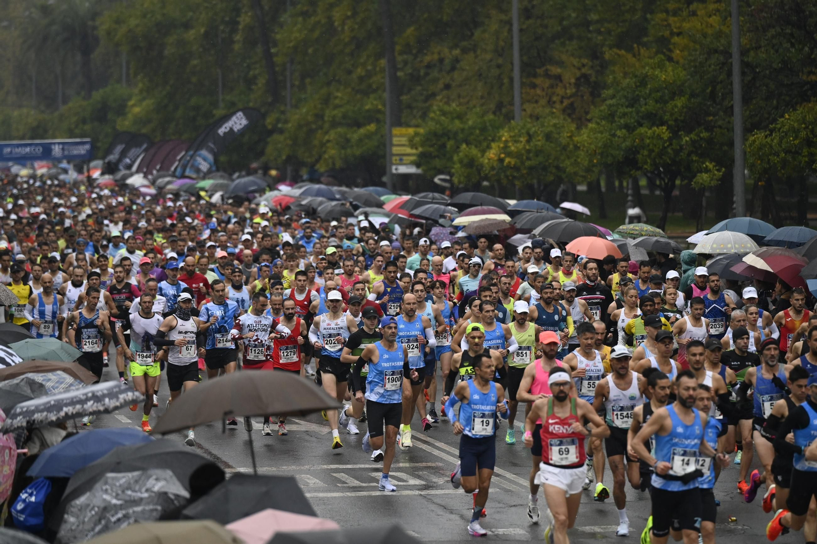 Las mejores fotos de la espectacular salida de la Media Maratón de Córdoba 2025