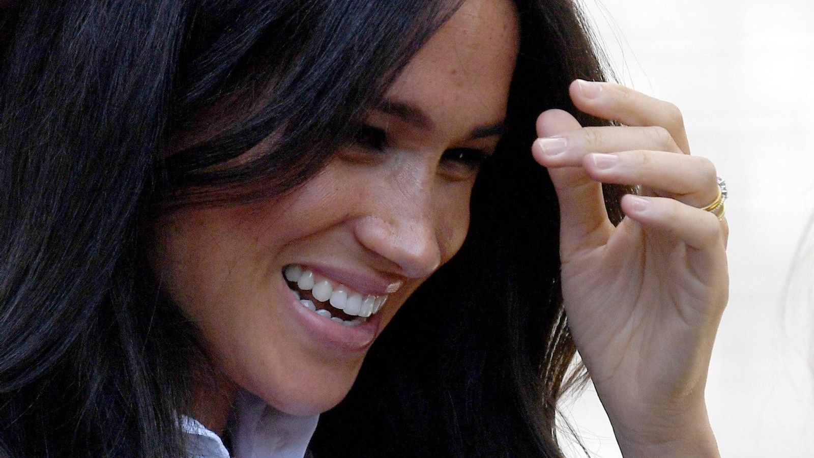 Primer plano de la esposa del príncipe Enrique.