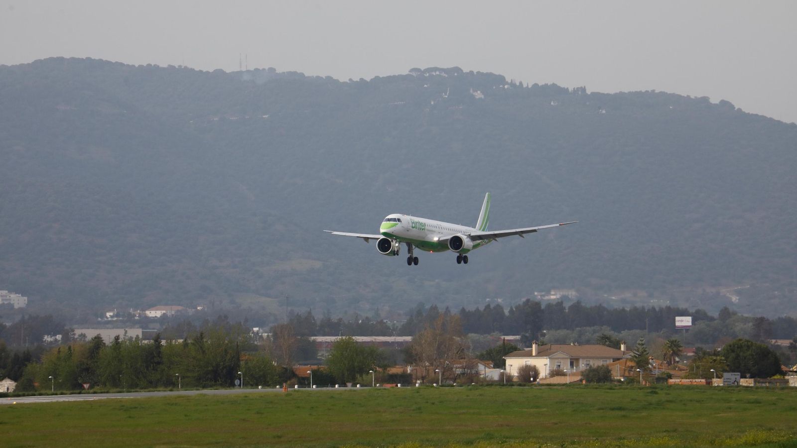 El primer vuelo de Binter desde Canarias aterrizando en el aeropuerto El primer vuelo de Binter desde Canarias aterrizando en el aeropuerto