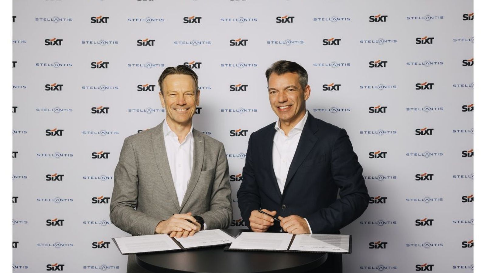 A la izquierda, Uwe Hochgeschurtz, representando a Stellantis; y Vincent Pflanz, a la derecha, por Sixt, firmaron el acuerdo.