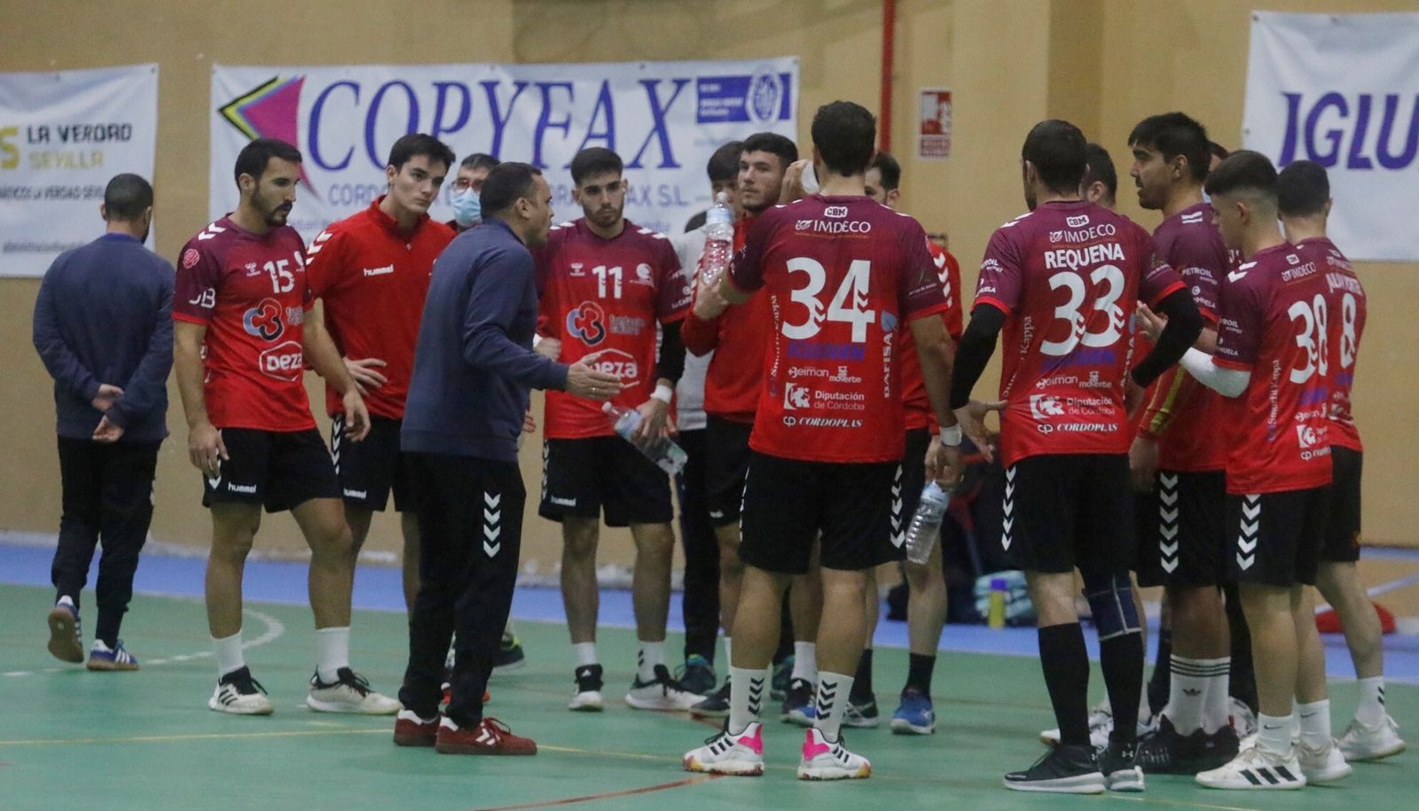 Jesús Escribano, técnico del Córdoba BM, habla con sus jugadores durante un tiempo muerto.