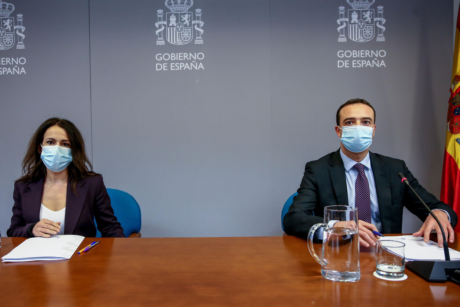 La secretaria de Estado de Sanidad, Silvia Calzón Fernández, y el subsecretario de Sanidad, Alfredo González Gómez, en rueda de prensa este jueves.