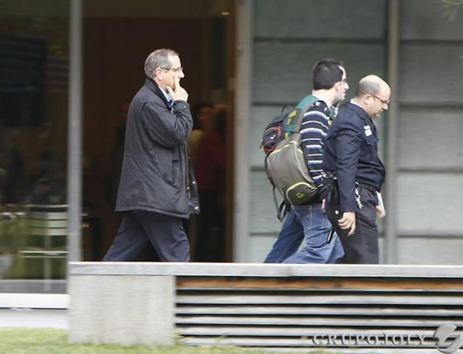 Varios agentes de la UCO durante el registro de la Diputación de Sevilla.

Foto: José Ángel García