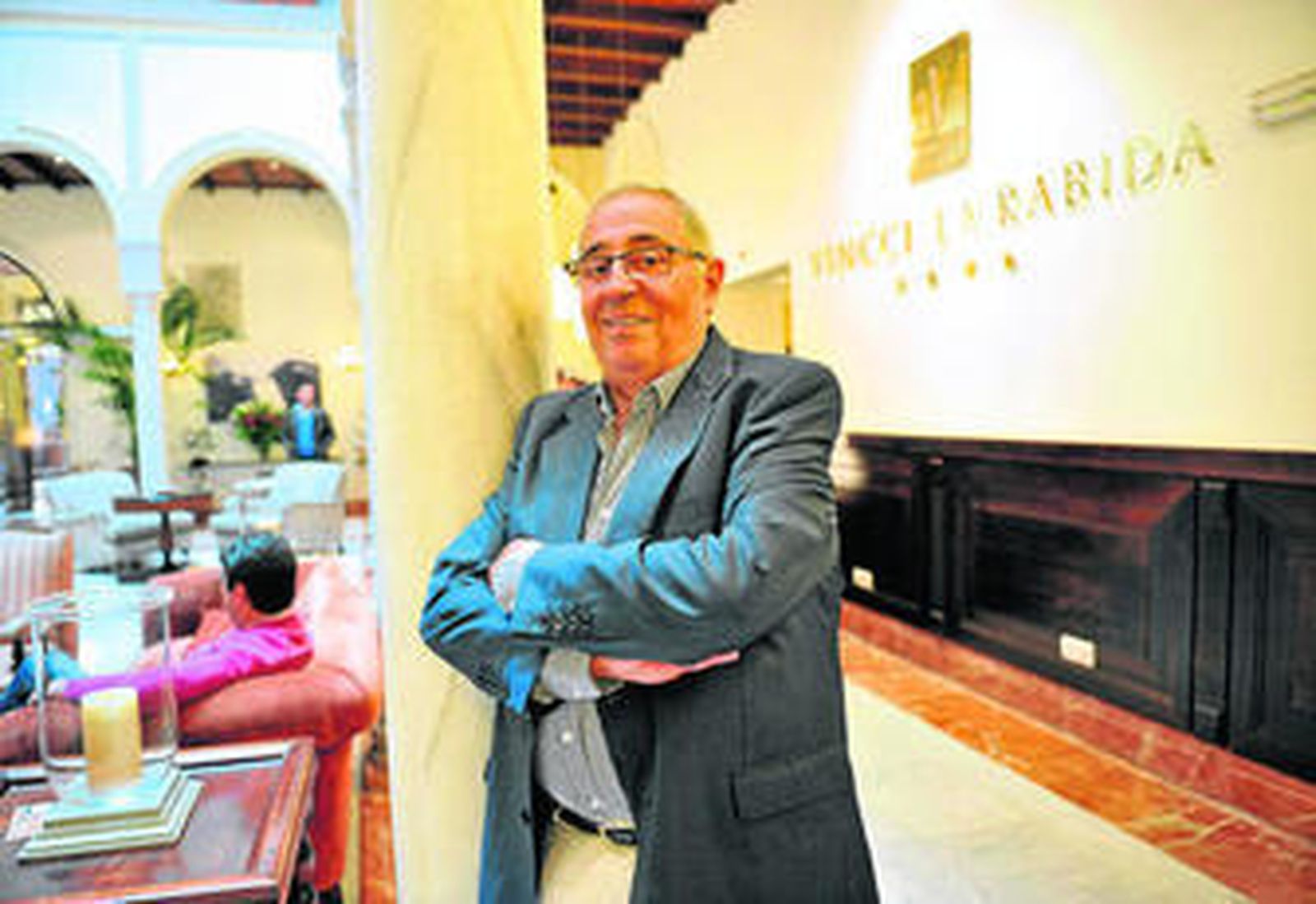 Rufino Calero, ayer, en el patio principal del Vincci La Rábida, en la calle Castelar.