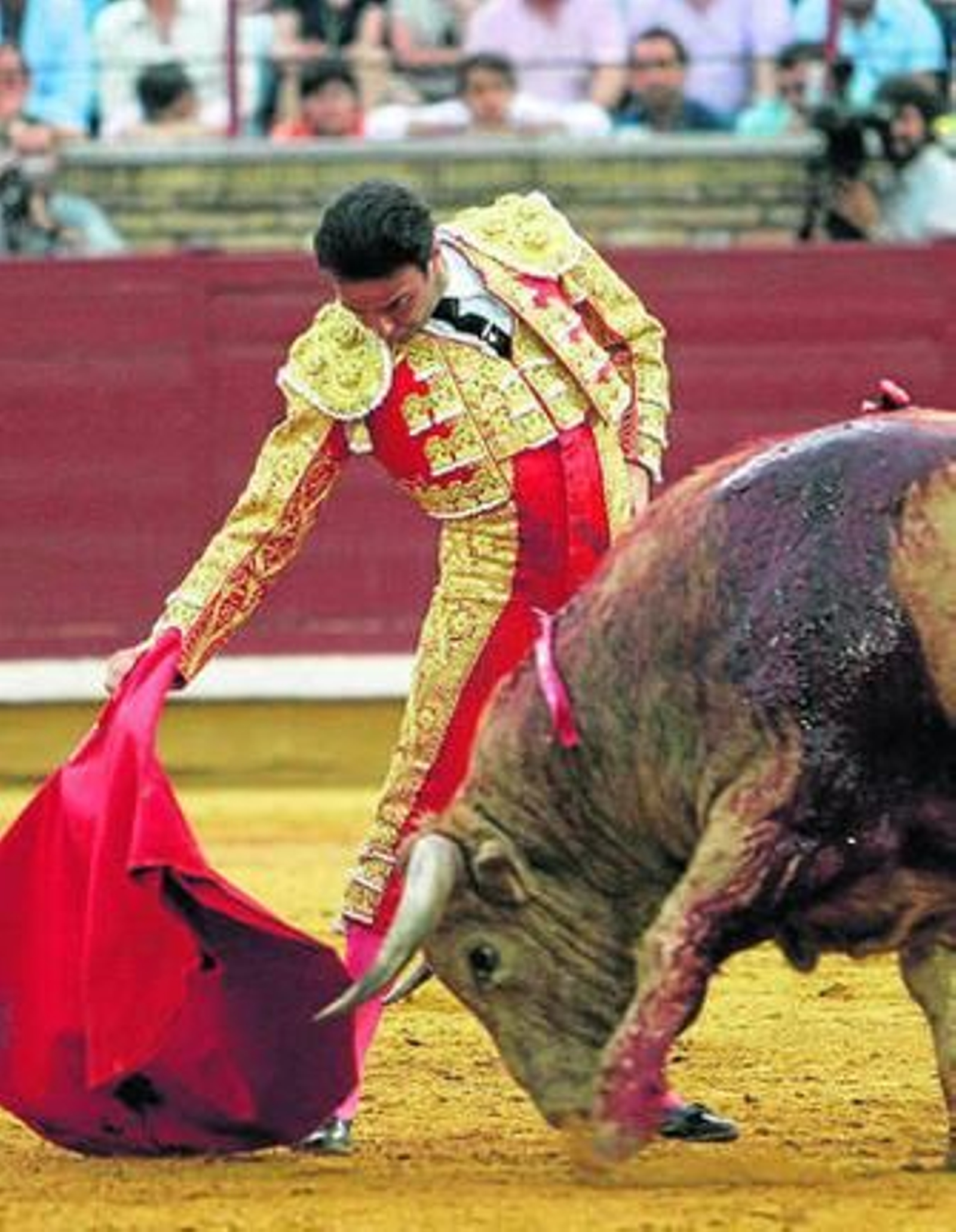 El diestro Enrique Ponce toreando con la muleta a su primer toro.