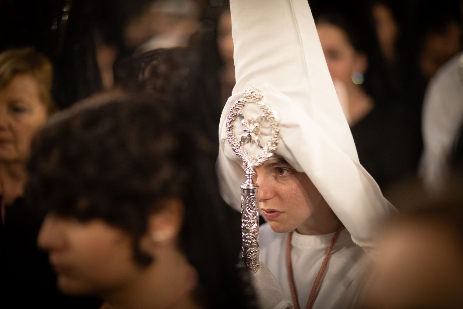 Fotos: La lluvia agudiza el dolor de los granadinos al impedir la salida de Dolores